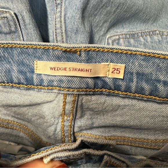 Levi's Women's Wedgie Fit Straight Leg distressed Jeans Size 25 - Picture 3 of 11